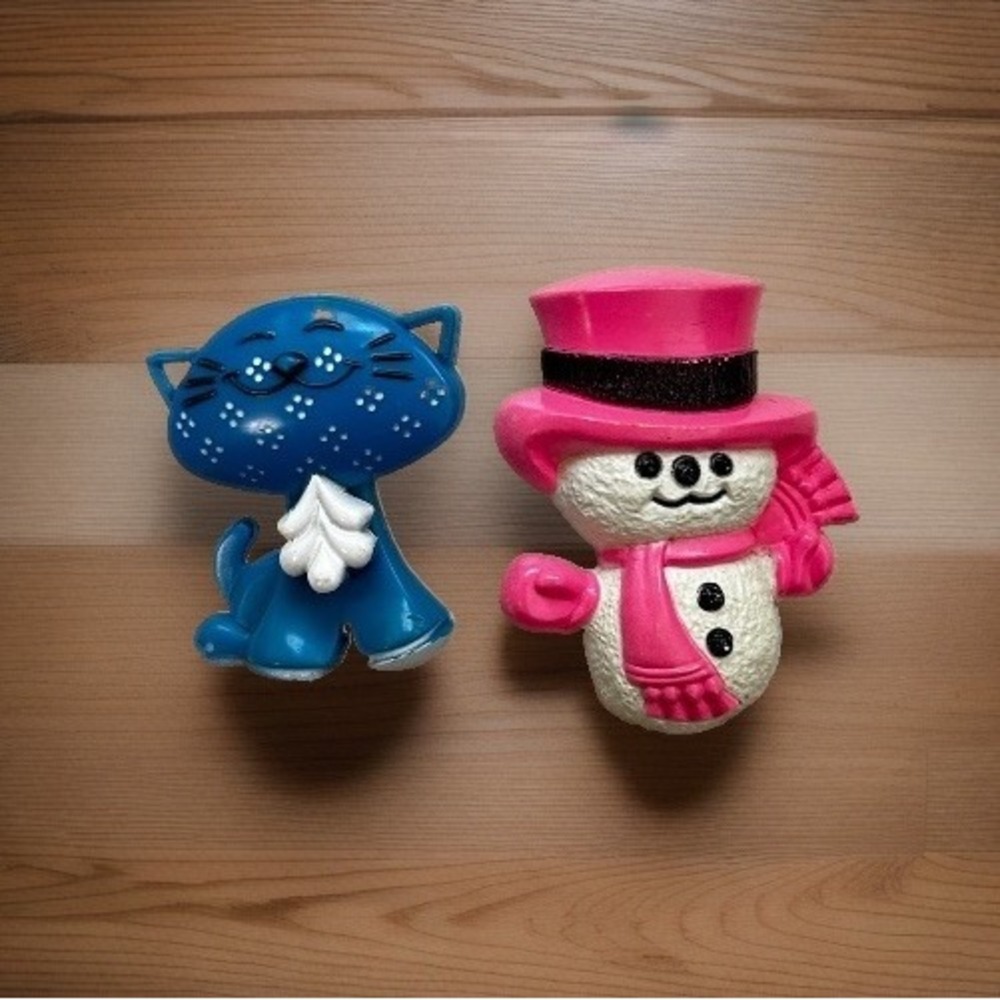 Avon Blue Calico Cat And Snowman Pin Pal Fragrance Glacé Lot of 2 Pins Vintage